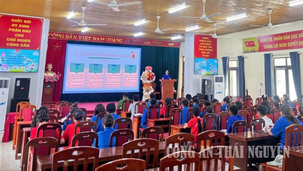 Quang cảnh buổi tuyên truyền.