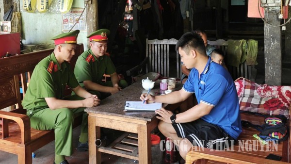 Công an xã tổ chức ký cam kết không thay đổi kết cấu, độ chế phương tiện giao thông trái quy định.