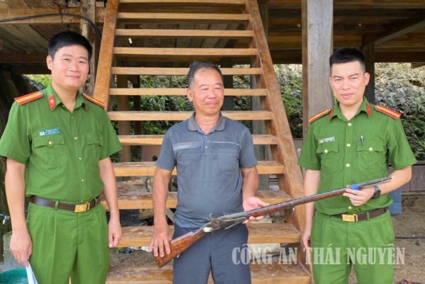 Cán bộ Công an xã tiếp nhận các loại súng do người dân tự nguyện giao nộp .