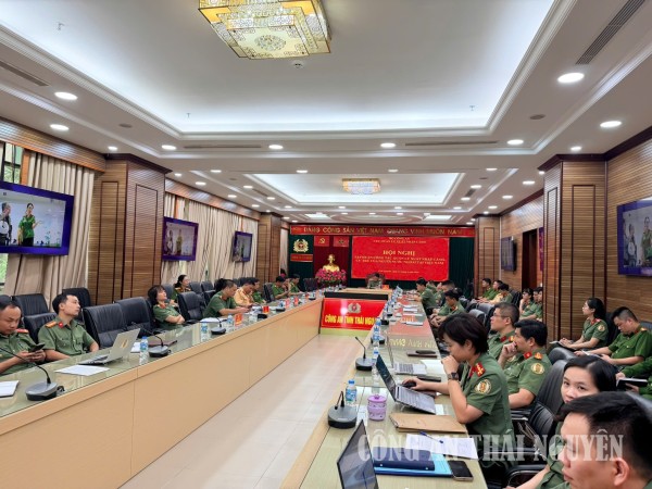 Toàn cảnh hội nghị.