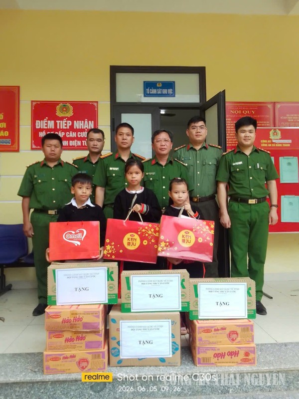Đội Tàng thư căn cước tích cực hưởng ứng phong trào thi đua “Ba nhất”