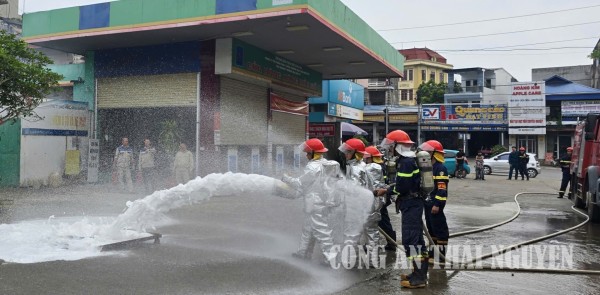 Thực tập phương án chữa cháy, cứu nạn, cứu hộ tại xã Đại Phúc.