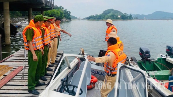 Báo cáo viên hướng dẫn cấu tạo, chức năng và cách thức điều khiển xuồng máy