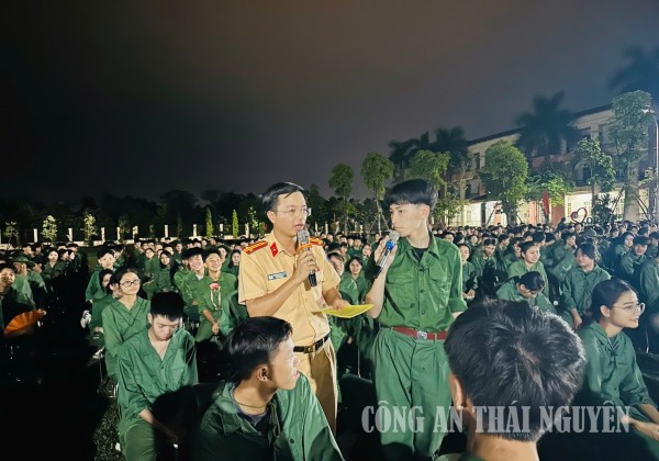Hơn 1.200 sinh viên và học sinh được tuyên truyền pháp luật về trật tự an toàn giao thông.