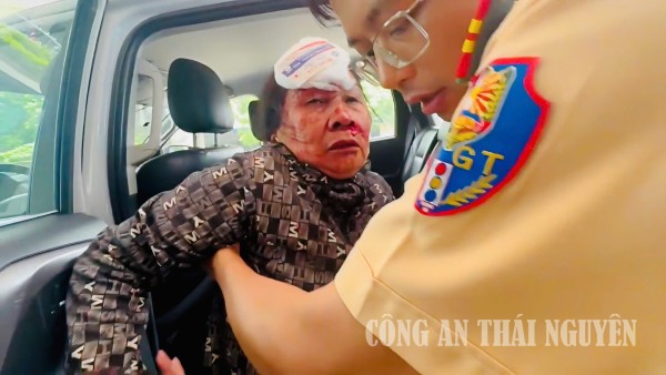 Cảnh sát giao thông Thái Nguyên kịp thời đưa người bị tai nạn giao thông đi cấp cứu.