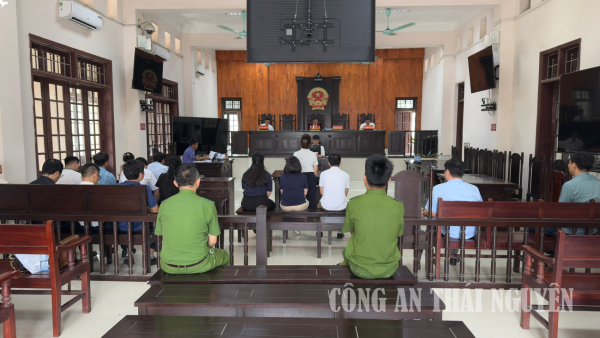 Cán bộ, chiến sĩ bảo vệ thành công phiên tòa.