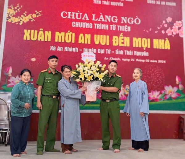 Công an xã An Khánh tặng quà các cơ sở phật giáo dịp Đại lễ Phật đản