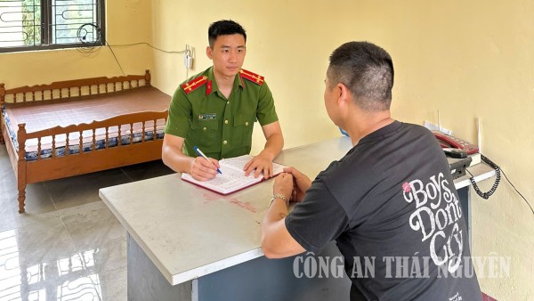 Công an xã làm việc với đối tượng nghi nghiện ma túy trên địa bàn.