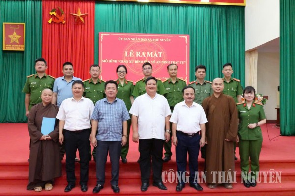 Đại diện các tổ chức tham gia ký bản cam kết.