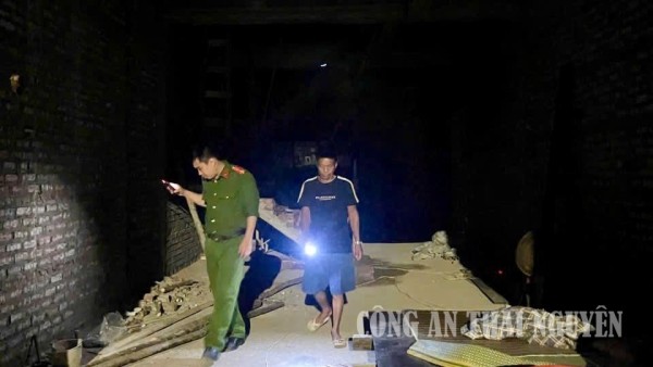 Công an phường kiểm tra người lao động đang tạm trú tại công trình xây dựng trên địa bàn.