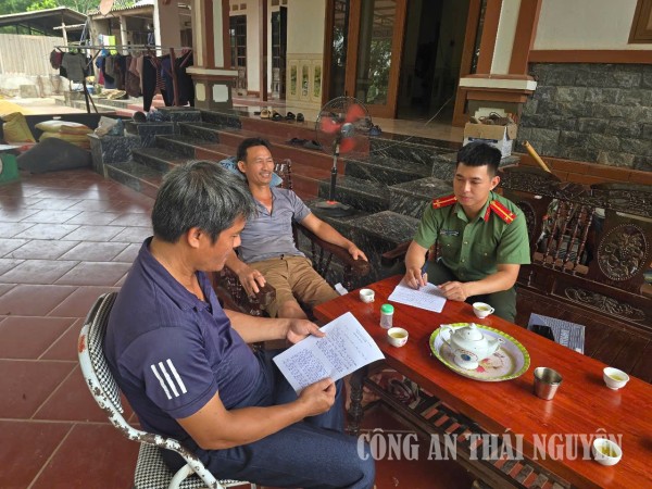 Vận động, tranh thủ, phát huy vai trò của người có uy tín trong vùng đồng bào dân tộc thiểu số.