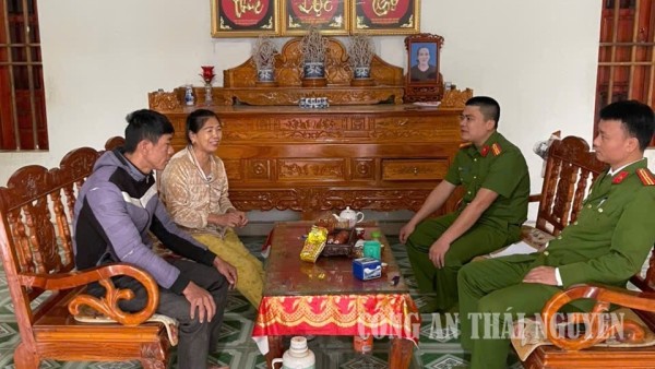 Công an xã Tân Khánh tăng cường công tác kiểm tra cư trú trên địa bàn.