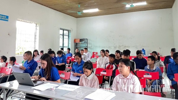 Đoàn Thanh niên Công an xã truyền đạt các nội dung tuyên truyền.