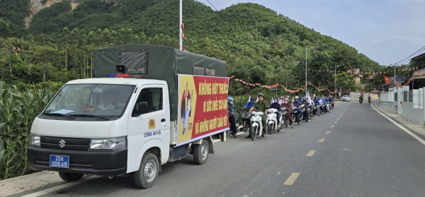 Công an xã La Hiên tuyên truyền phòng, chống tác hại thuốc lá