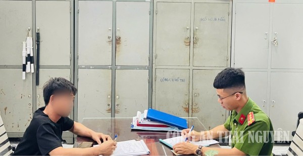 Cán bộ Công an phường làm việc với lái xe.