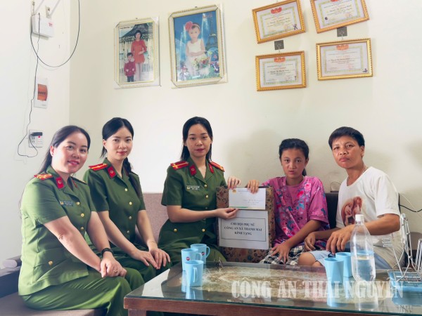 xã Thanh Mai tặng quà