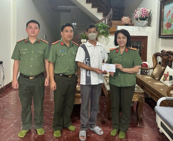 Phòng An ninh kinh tế thăm hỏi, động viên cán bộ Công an xã mắc bệnh hiểm nghèo