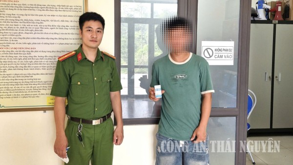Công an xã Tân Cương test đối tượng nghi sử dụng trái phép chất  ma túy.