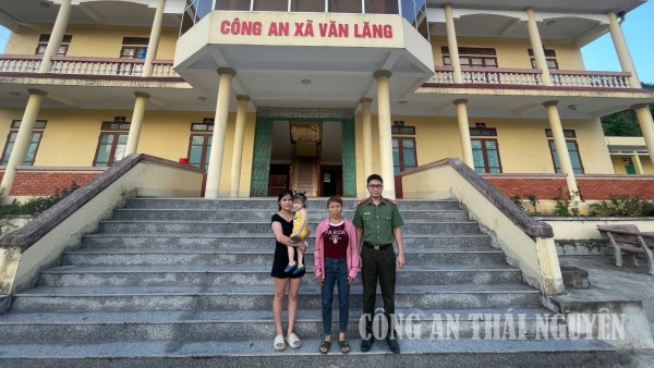 Nhặt được của rơi, người phụ nữ ở Văn Lăng trao trả tài sản cho người đánh mất