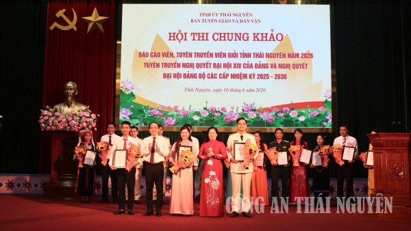 Ban tổ chức trao Giải Nhì cho các thi sinh.