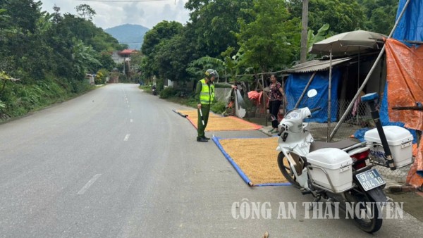 Nhắc nhở người dân không phơi thóc trên tuyến đường giao thông
