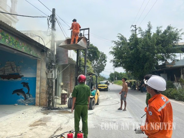 Công an xã Văn Lăng dập tắt đám cháy cột biến áp