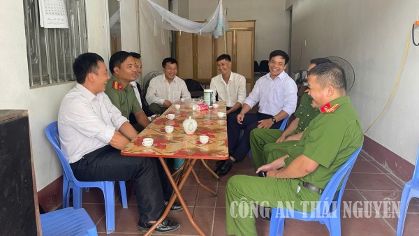 Công an xã Văn Lăng tuyên truyền pháp luật trong đồng bào dân tộc Mông