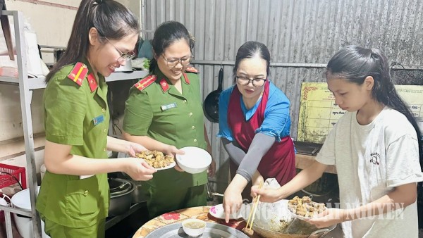 Chi hội Phụ nữ Công an xã Cẩm Giàng tổ chức "Bữa cơm yêu thương" nhân Ngày gia đình Việt Nam