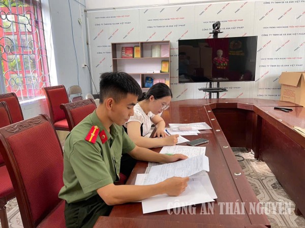 Công an xã Thanh Thịnh tiếp nhận và hướng dẫn thí sinh hoàn thiện hồ sơ tuyển sinh vào CAND năm 2026