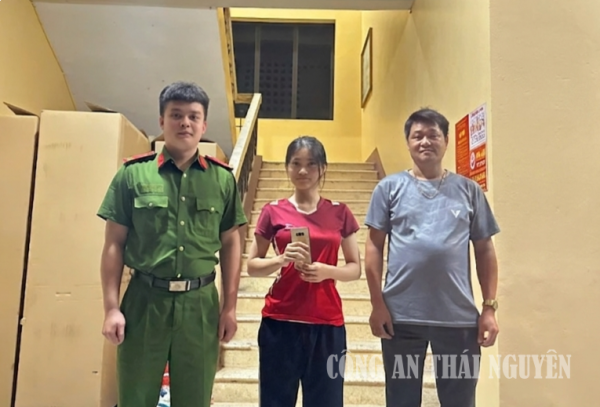 Công an xã Phú Đình trả lại tài sản cho người dân bị đánh rơi