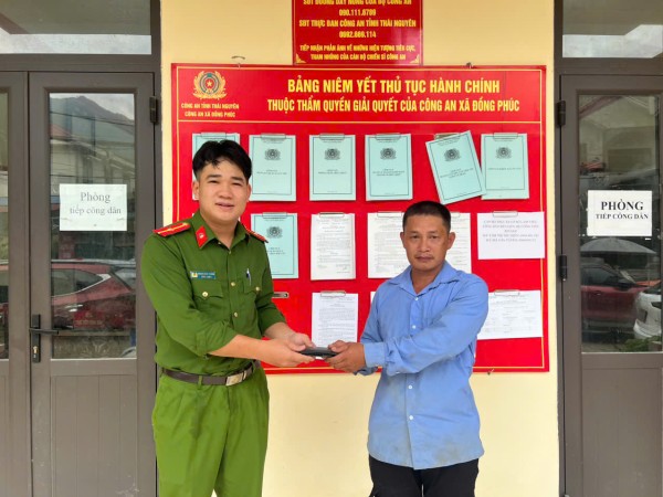 Công an xã Đồng Phúc trao trả tài sản bị đánh rơi cho người dân