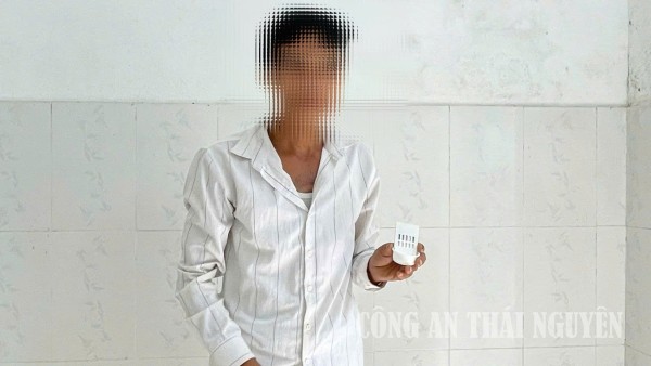 Công an xã test nhanh chất ma tuý trong cơ thể đối với các đối tượng trong diện quản lý.