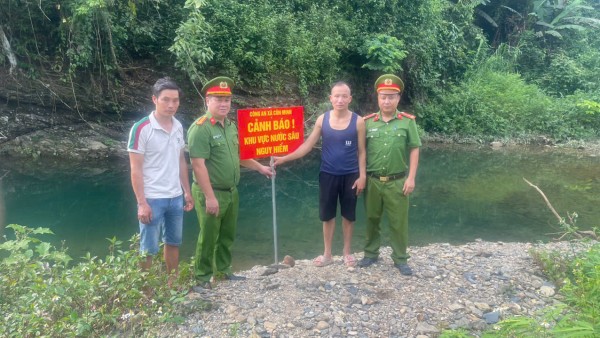 Công an xã Côn Minh cắm biển cảnh báo tại các khu vực có nước sâu, nguy hiểm