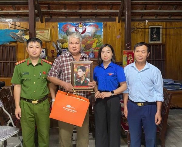 Chi đoàn Công an xã Quang Sơn trao tặng di ảnh liệt sĩ phục dựng bằng công nghệ số