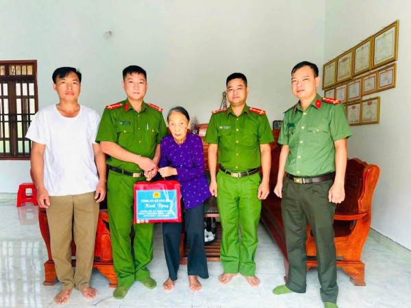 Công an xã Phú Đình thăm hỏi, tặng quà mẹ liệt sĩ