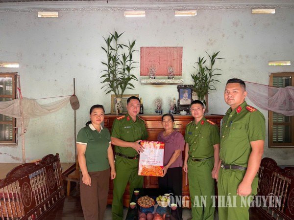 Thăm, tặng quà gia đình người có công, thân nhân liệt sĩ.