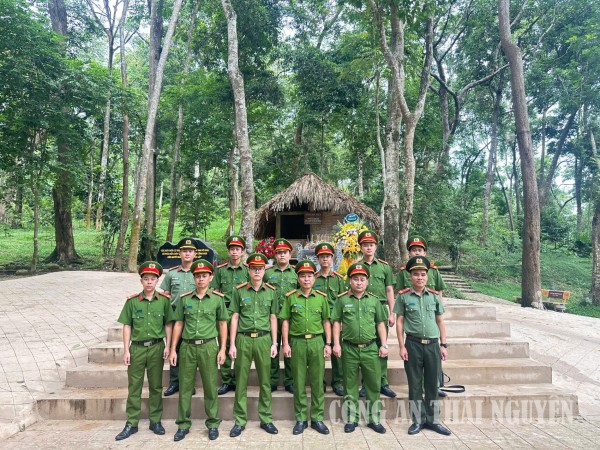 Công an xã Thành Công tổ chức hoạt động về nguồn tại khu di tích Tân Trào.