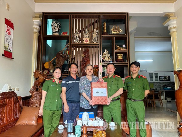 24 07 Phan Đinh Phùng thăm hỏi tặng quà (4)