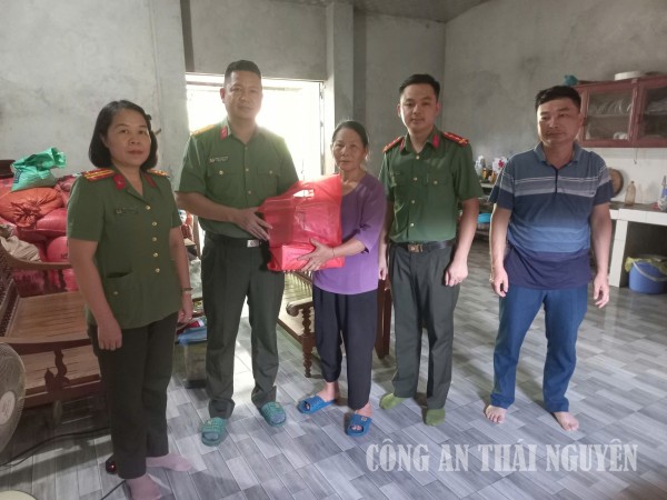 24 07 Phong Quang thăm hỏi tặng quà (1)