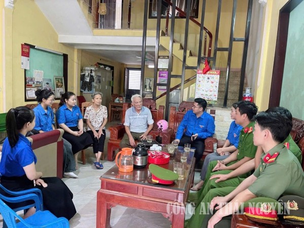 25 7 Bá Xuyên thăm hỏi tặng quà (3)