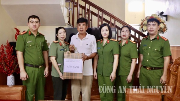 25 7 Bắc Kan tặng quà (4)