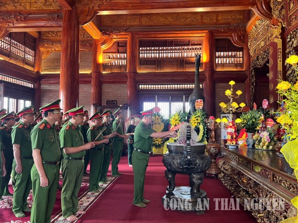 25 7 PC06 về nguồn tặng quà (6)