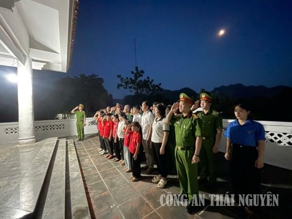 Thắp nến tri ân các anh hùng liệt sĩ