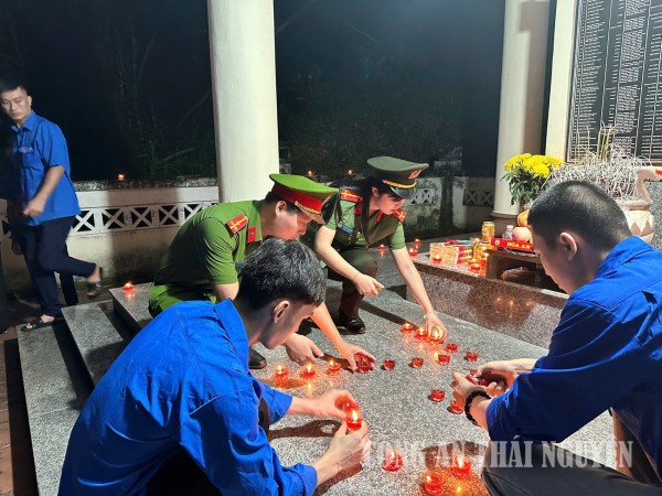 Đoàn viên thanh niên Công an xã thắp nến tri ân các anh hùng Liệt sĨ