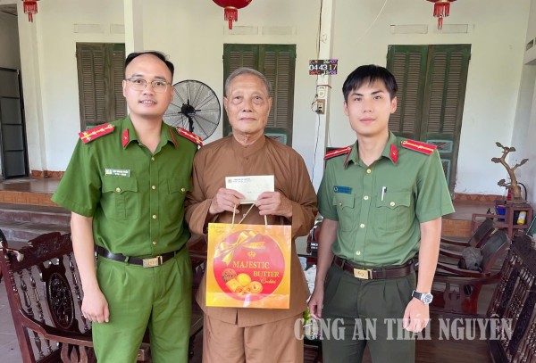Chi đoàn Công an xã Vạn Phú thăm hỏi, tặng quà người có công với cách mạng