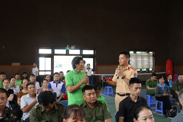 Lực lượng Cảnh sát giao thông tuyên truyền, hướng dẫn kỹ năng lái xe an toàn tại xã Phú Lương