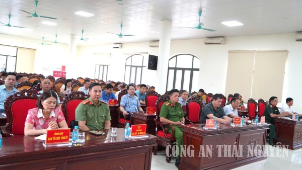 Các đại biểu tham gia hội nghị.