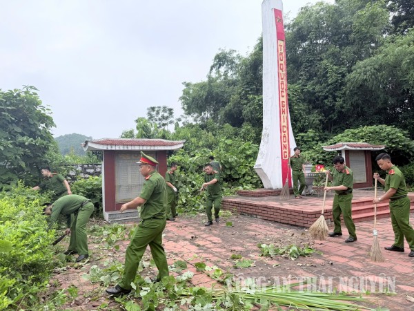 Công an xã Phượng Tiến dâng hương, chỉnh trang nghĩa trang liệt sỹ.