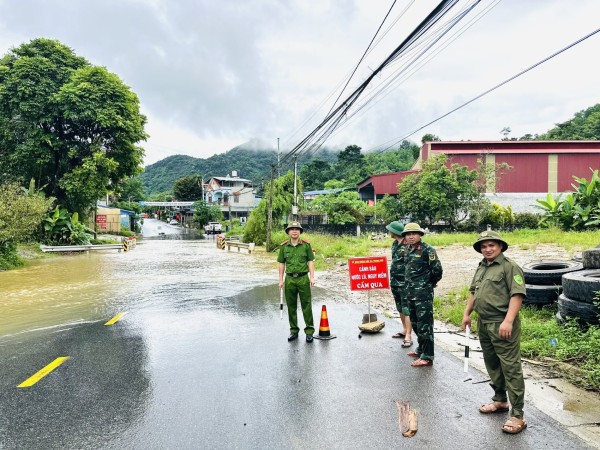 Công an xã Trung Hội chủ động ứng phó thiên tai, bảo đảm an toàn cho Nhân dân