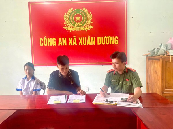 Công an xã Xuân Dương hướng dẫn và tiếp nhận hồ sơ đăng ký dự tuyển Trường Văn hóa CAND I